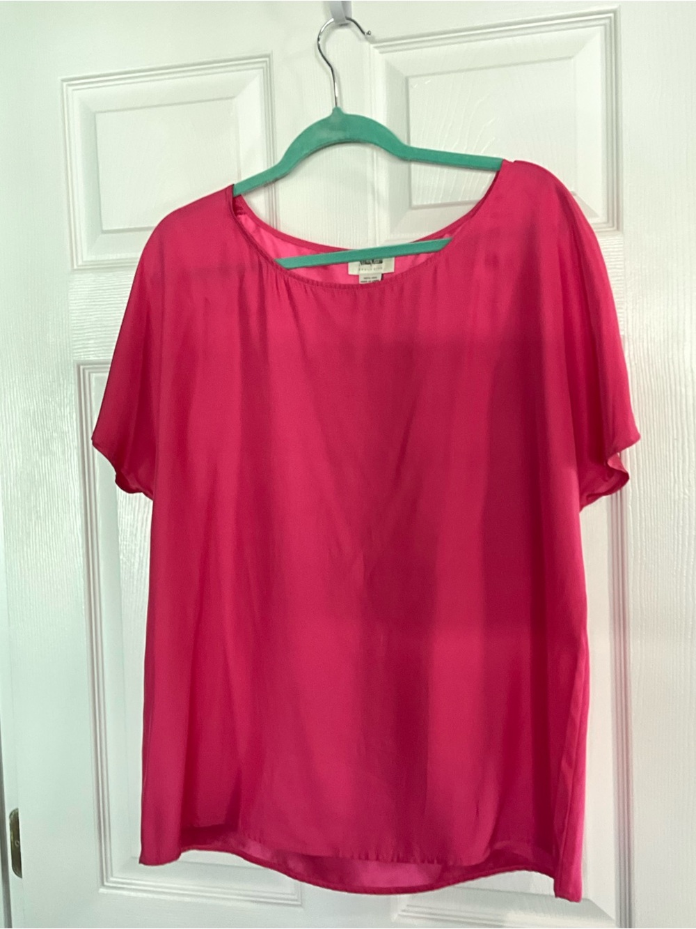Neiman Marcus 100% silk Fuchsia Short Sleeve Top